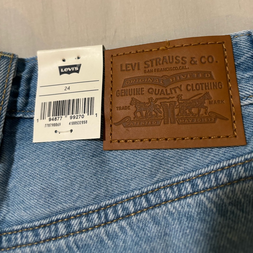 Levi’s Ribcage Shorts - Picture 4 of 4